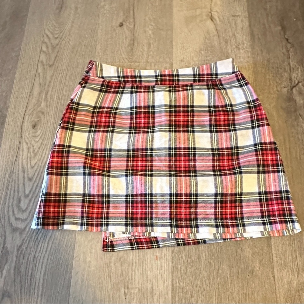 Red and white plaid skirt. Shein.